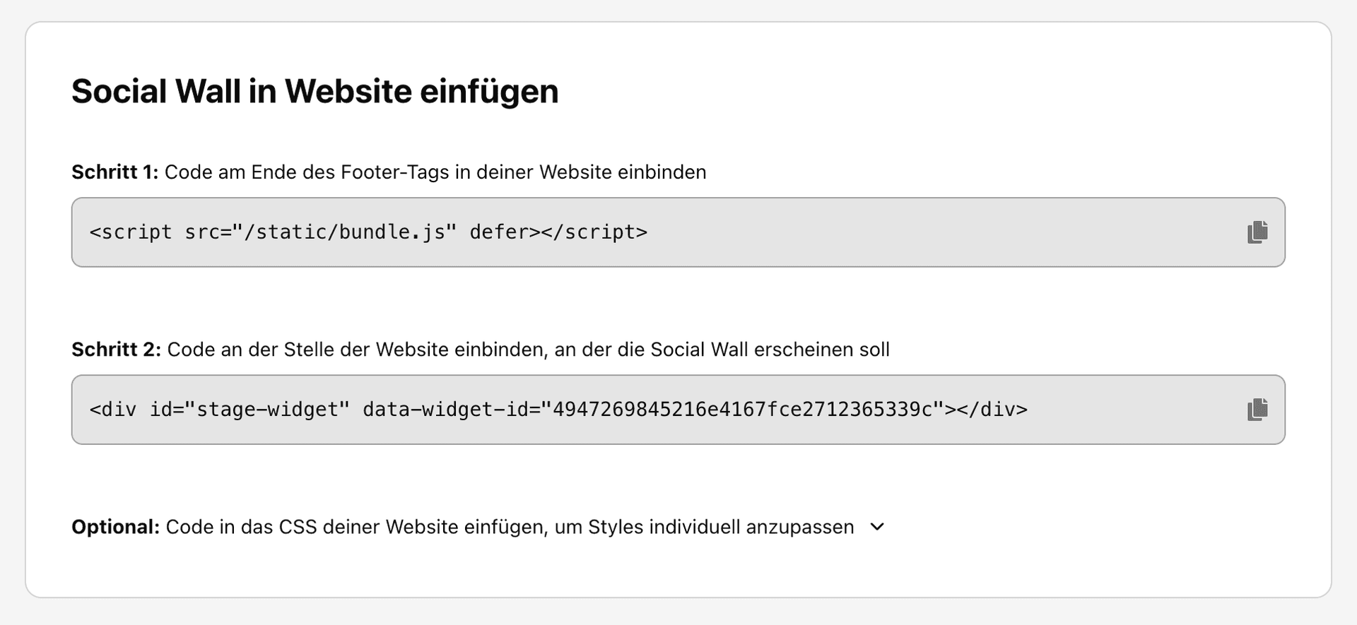 Anleitung zum Einfügen der Stage Social Wall in eine Website. Schritt 1: Script-Tag soll am Ende des Footer-Tags eingebunden werden. Schritt 2: Div-Tag mit Widget-ID wird an der gewünschten Stelle auf der Website eingefügt. Darunter steht ein Hinweis, dass optional auch CSS-Code zur individuellen Gestaltung eingebunden werden kann. Beide Codeblöcke sind in grauen Boxen mit Copy-Button dargestellt.