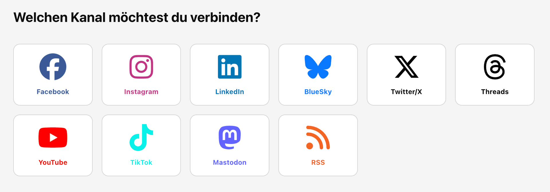 Auswahlfenster zur Verbindung eines Social-Media-Kanals auf der Stage-Plattform. Überschrift: „Welchen Kanal möchtest du verbinden?“ Darunter sind elf Icons mit Plattformnamen dargestellt: Facebook, Instagram, LinkedIn, BlueSky, Twitter/X, Threads, YouTube, TikTok, Mastodon und RSS. Jede Plattform ist in einem rechteckigen Auswahlfeld mit ihrem jeweiligen Logo dargestellt.