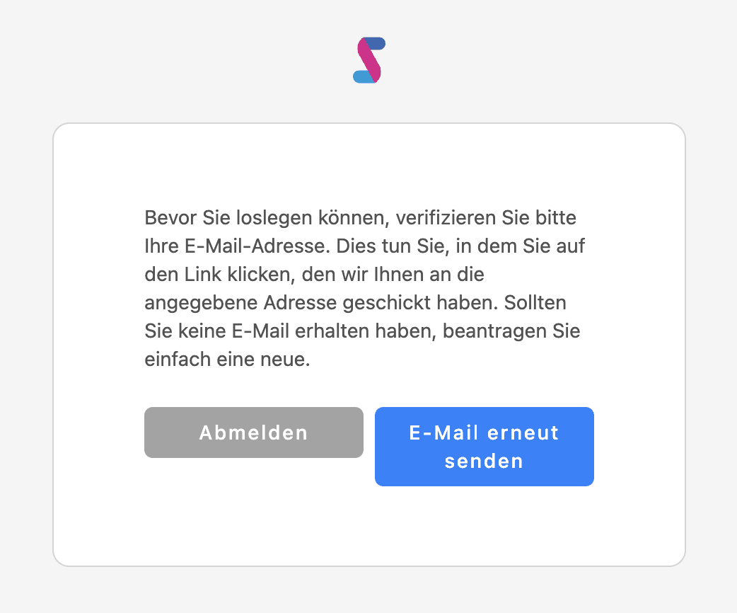 Hinweismeldung der Stage-Plattform zur E-Mail-Verifizierung. Im Text wird der Nutzer aufgefordert, seine E-Mail-Adresse zu bestätigen, indem er auf den Link in der zugesandten E-Mail klickt. Falls keine E-Mail empfangen wurde, kann eine neue angefordert werden. Darunter befinden sich zwei Buttons: ein grauer „Abmelden“-Button und ein blauer Button mit der Aufschrift „E-Mail erneut senden“. Oben ist das Stage-Logo sichtbar.