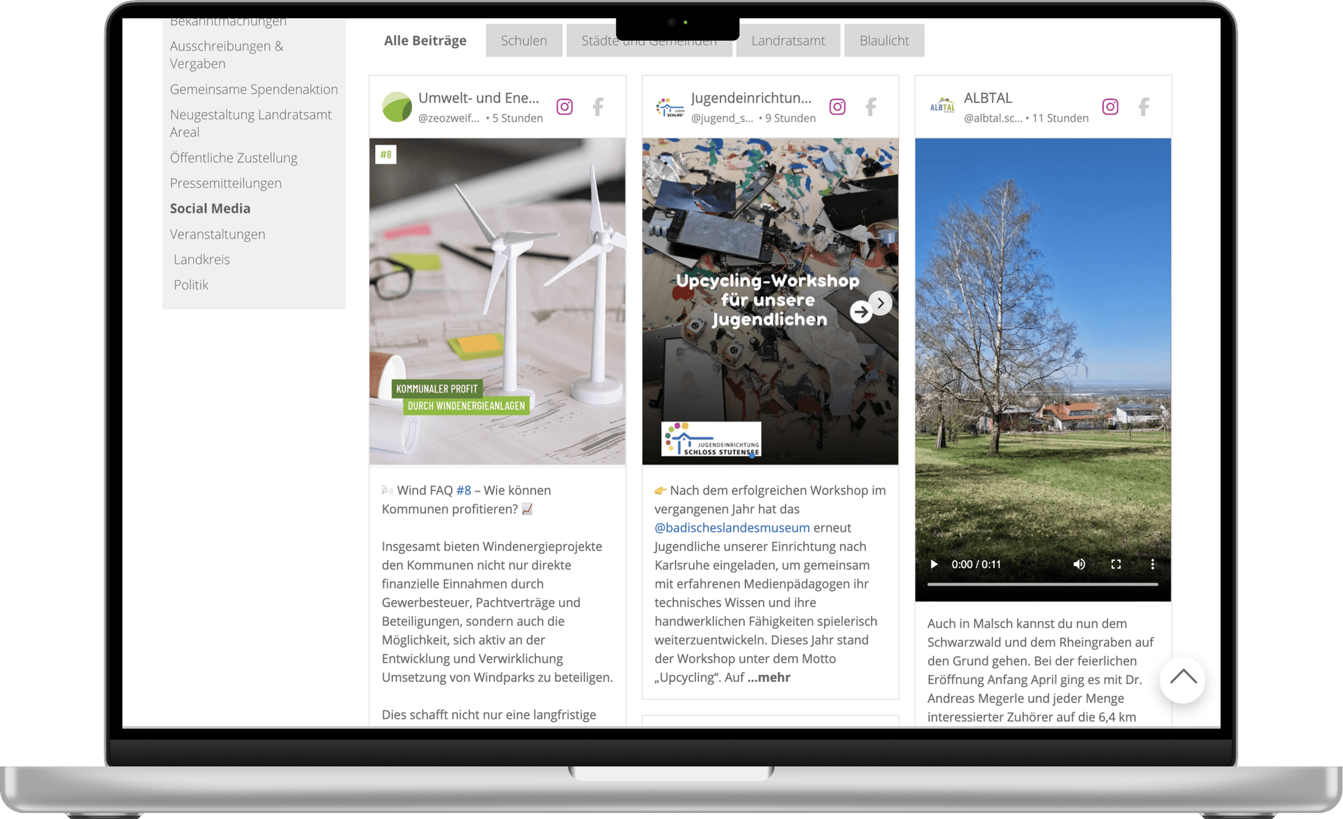 Laptop mit der Social Wall auf der Website des Landratsamts Karlsruhe